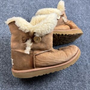 UGG Women’s Tan Bailey Ankle boot w/button Sheepskin size: 5
